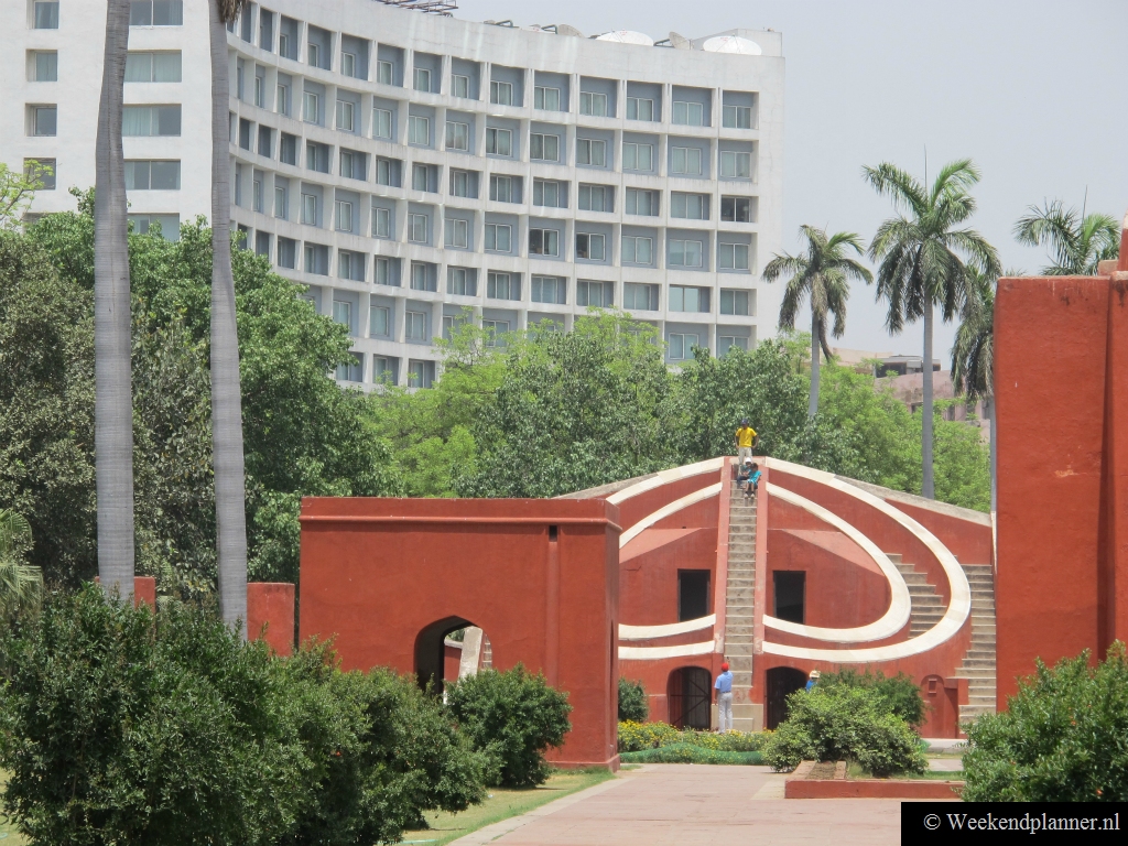 De reusachtige meetinstrumenten kunnen niet meer betrouwbaar gebruikt worden door de hoge gebouwen die Jantar Mantar inmiddels omringen. Wat blijft is een prachtig park met bijzondere historische bouwwerken.
